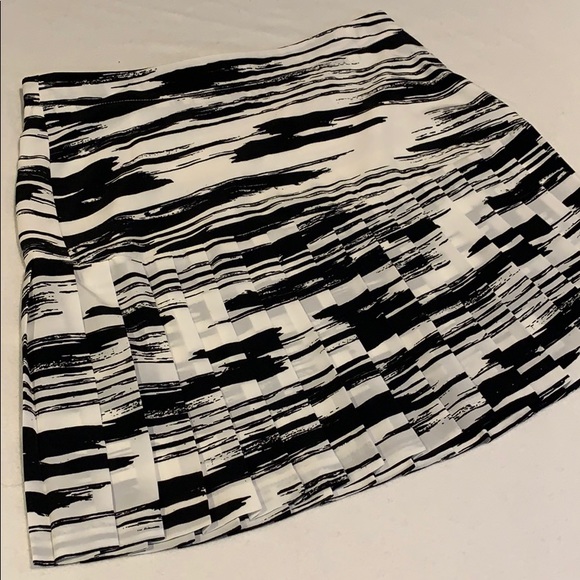 Sz 4P short pleated skirt Banana Republic print - Picture 3 of 4